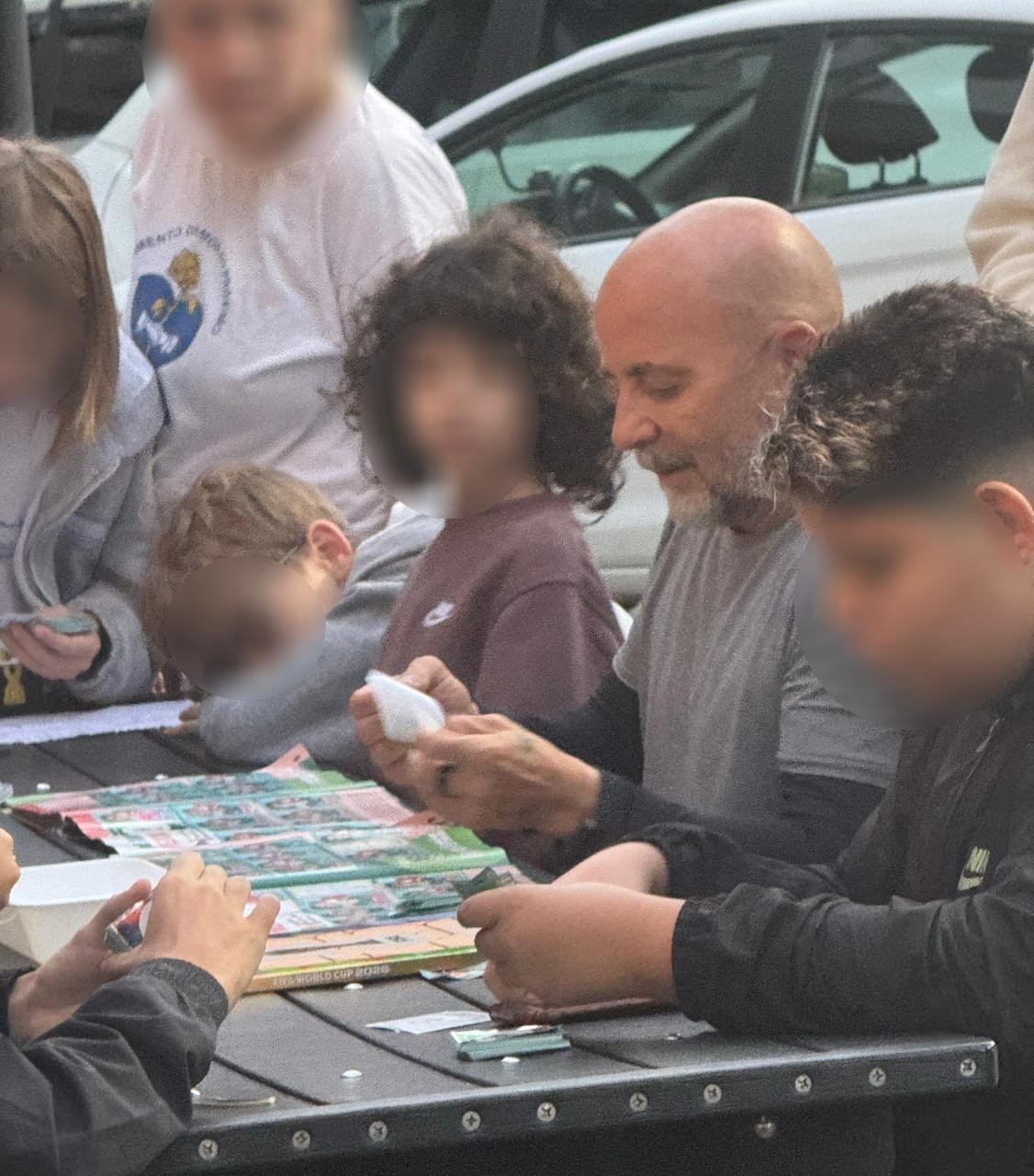 Sem clube, Sampaoli aparece em roda de troca de figurinhas no Rio