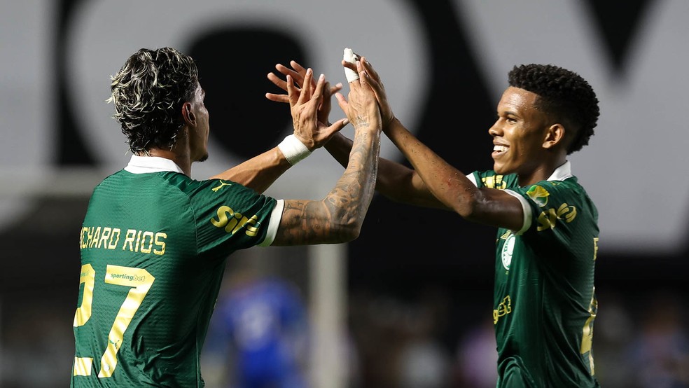 Richard Ríos e Estêvão durante partida do Palmeiras — Foto: Cesar Greco
