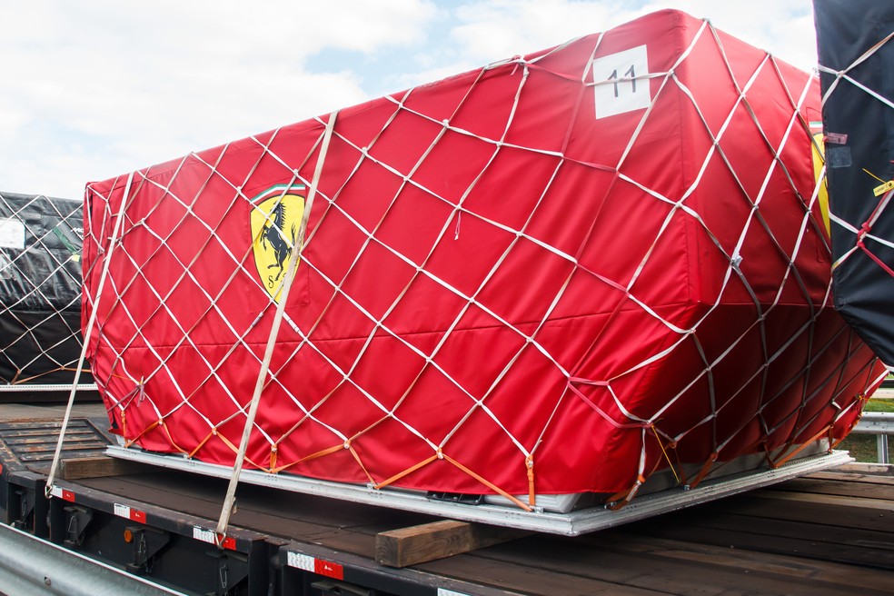 Carros da Fórmula 1 chegam ao Brasil para o GP de São Paulo — Foto: Osvaldo Furiatto