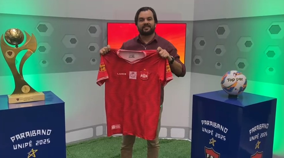 Camisa do Auto Esporte no "est�dio" do Globo Esporte montado no Mana�ra Shopping � Foto: Divulga��o/Rede Para�ba