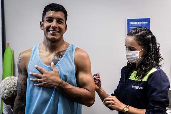 Elenco do Cruzeiro recebe imunização contra Dengue antes de jogo do Mineiro