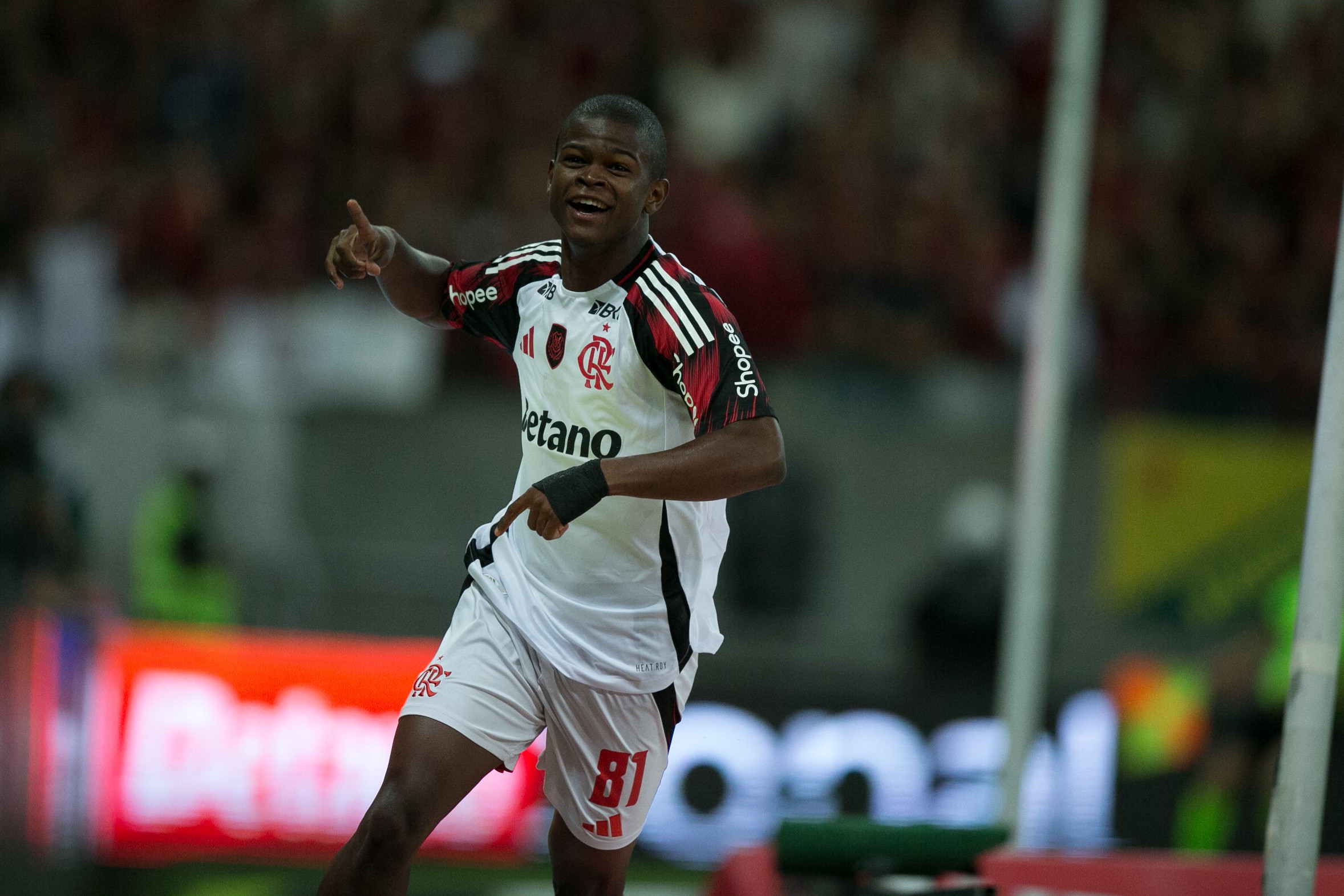 Em 47 segundos, Douglas Telles surpreende e marca seu primeiro gol pelo Flamengo em toque inicial