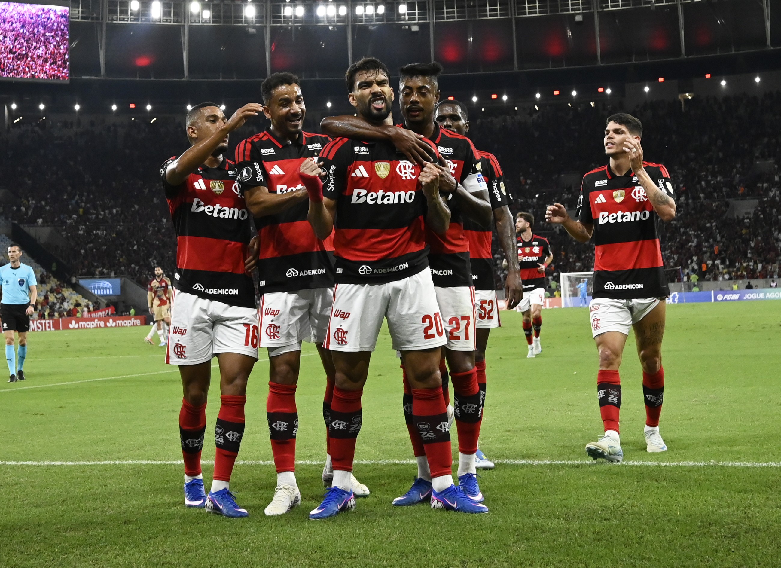 Flamengo domina Medellín com estratégia sólida e mudanças táticas sob comando de Jardim