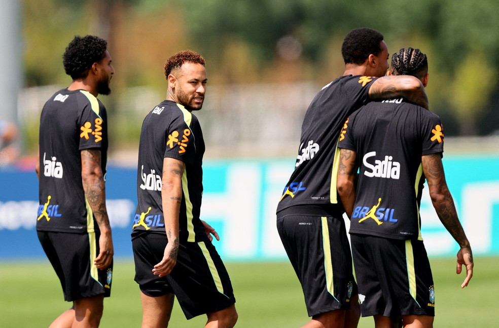 Neymar treina junto com restante do grupo na Sele��o nesta quarta-feira � Foto: Caean Couto/Reuters