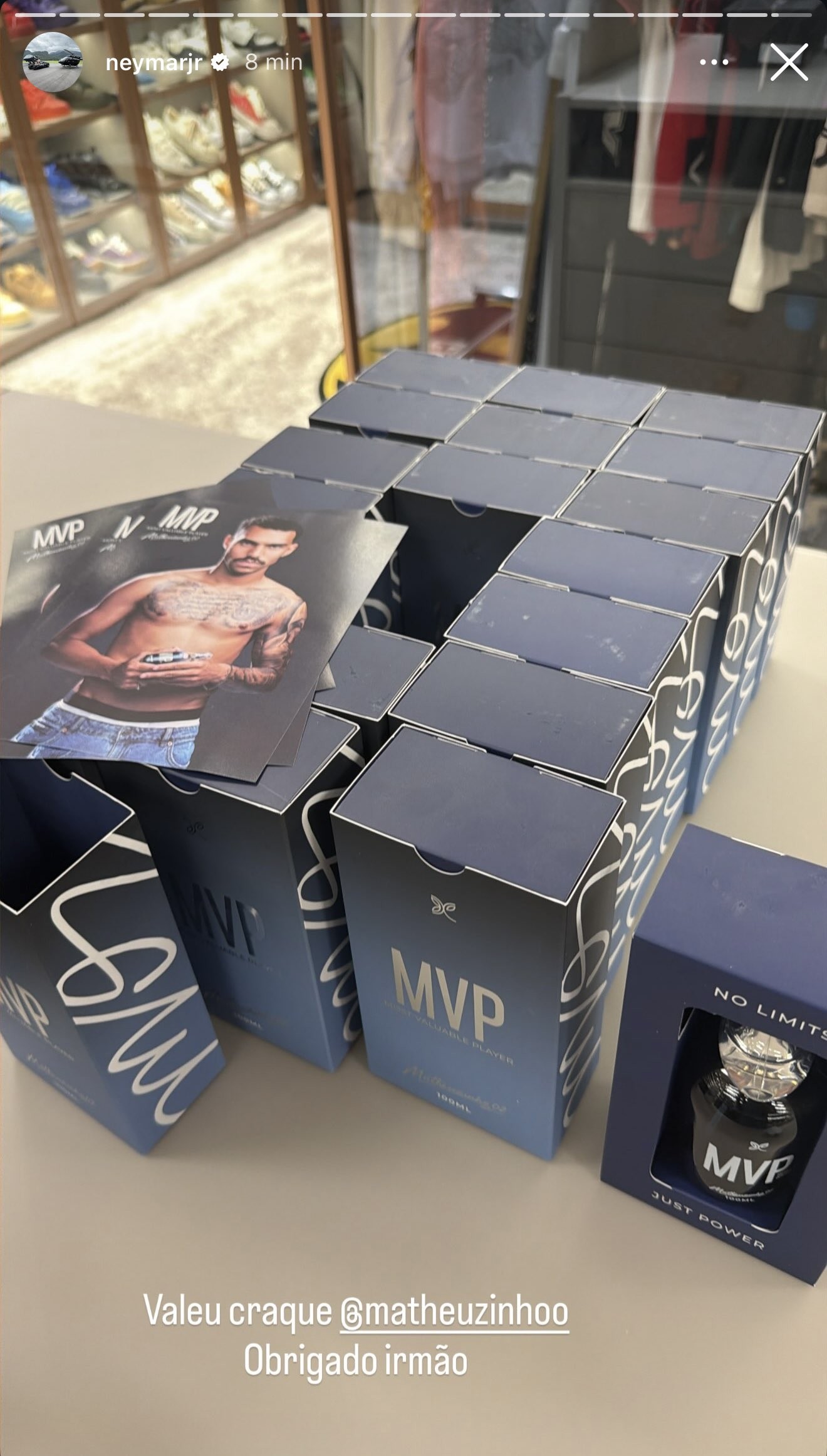 Matheuzinho, do Corinthians, presenteia Neymar com perfume “MVP” após clássico