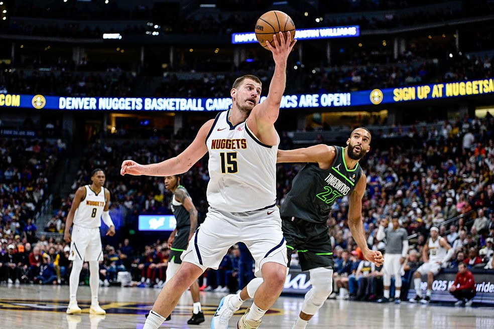 Jokic em ação pelos Nuggets contra os Wolves — Foto: Getty Images