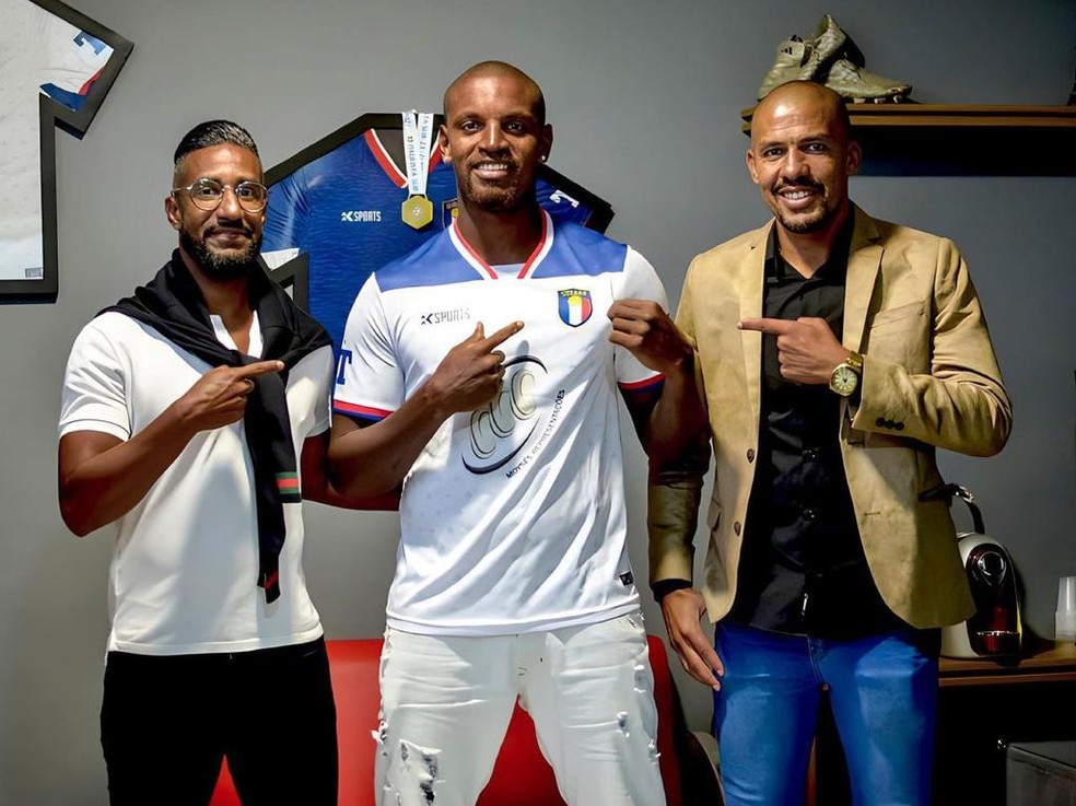 Cleber Reis (centro) e Fabio Souza (à direita) durante apresentação do zagueiro nesta temporada — Foto: Rhian Nascimento/União Suzano