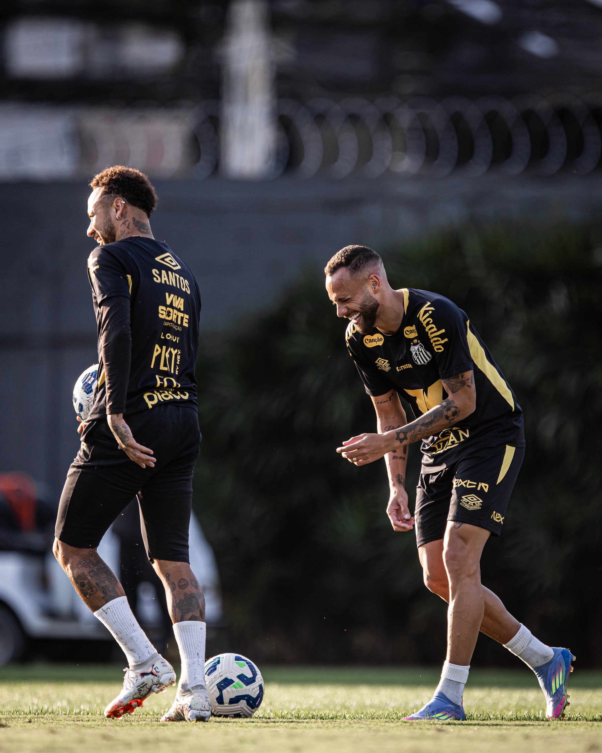 Neymar dá show de precisão com a perna esquerda em treino do Santos; veja o vídeo