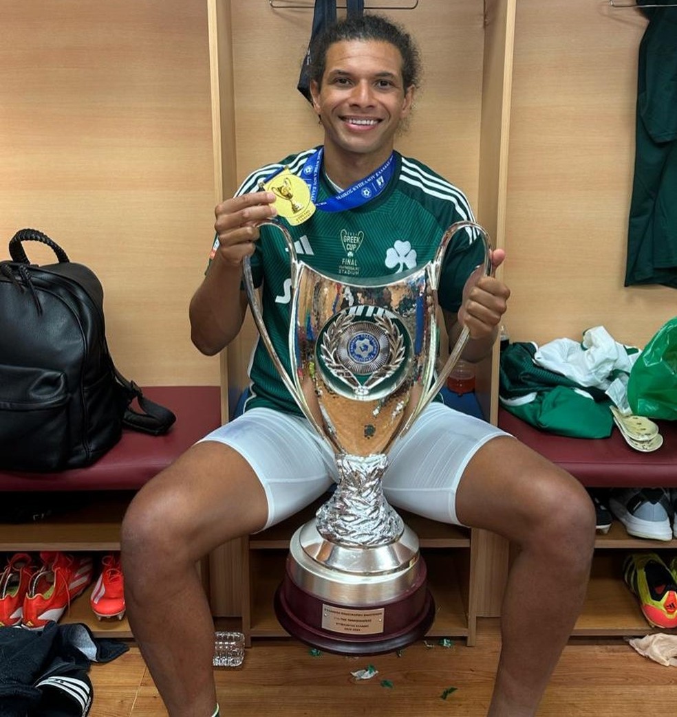 Willian Arão com o troféu da Copa da Grécia — Foto: Divulgação