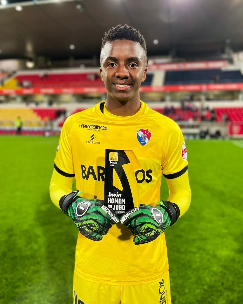 Andrew com pr�mio de melhor em campo contra o SPorting � Foto: Divulga��o / Gil Vicente