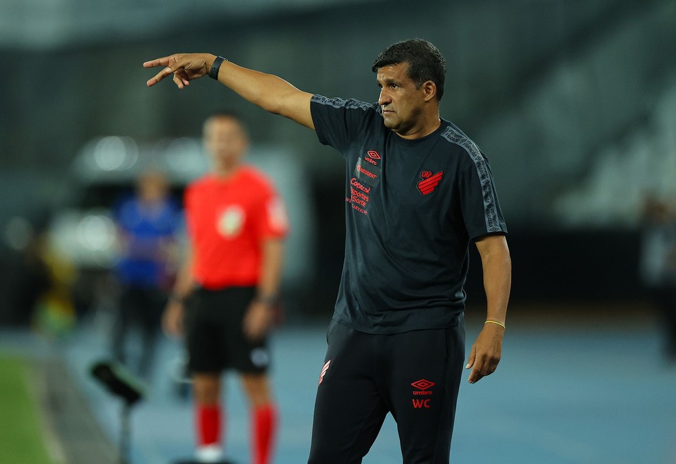 Wesley Carvalho quer aproveitar chance no Athletico; conheça o técnico