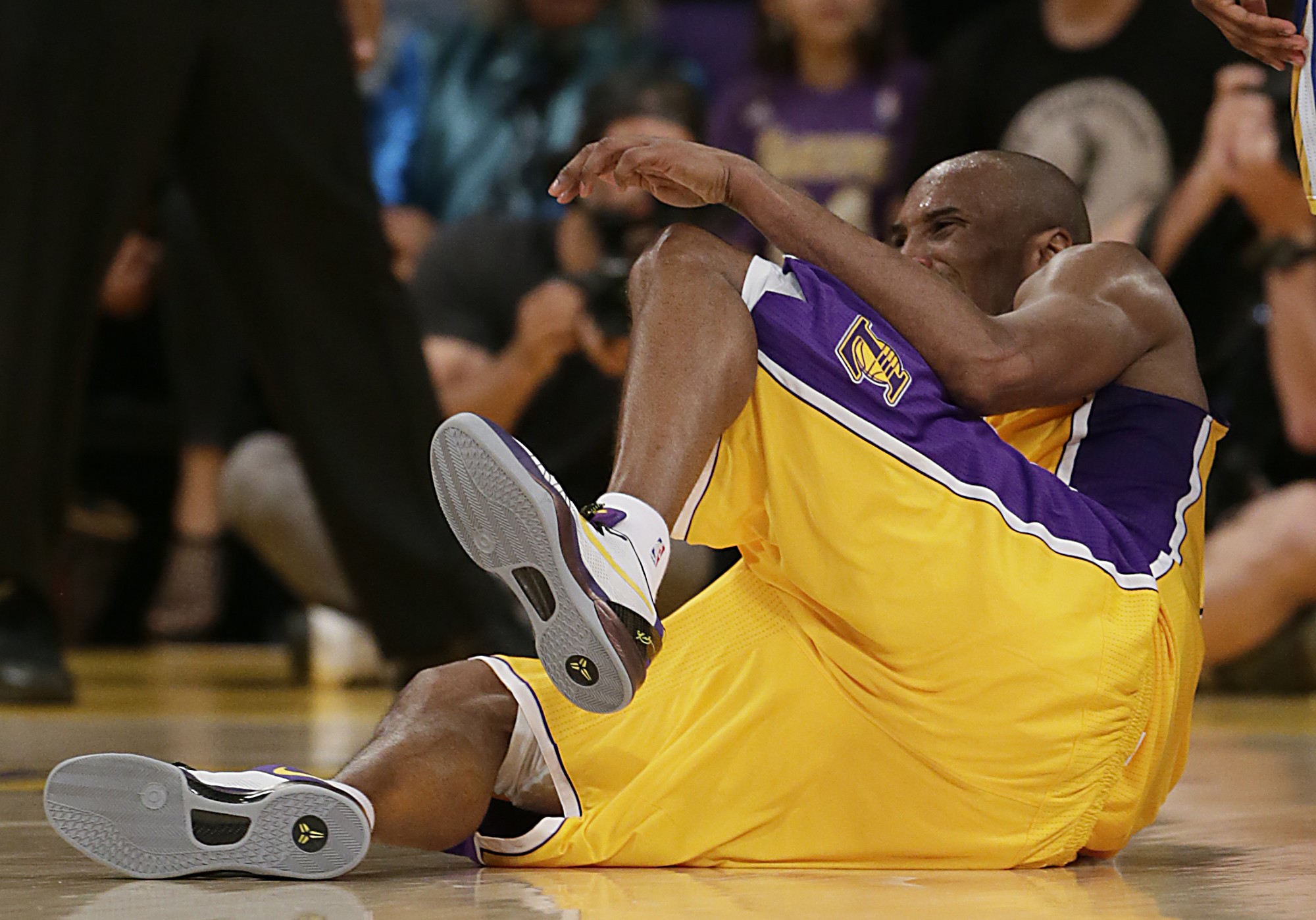 Tênis usado por Kobe Bryant no jogo em que rompeu o tendão é