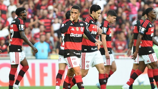 Flamengo supera desfalques, Samuel Lino brilha e Mengão atropela Coritiba