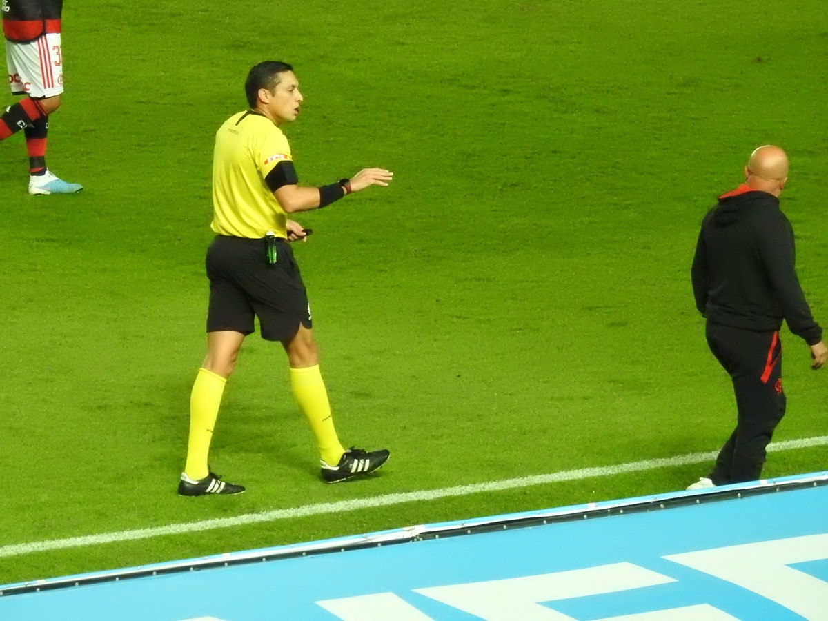 Arbitragem apimenta clássico, Brasil perde para Cuba e encontra Bulgária -  27/09/2010 - UOL Esporte - Vôlei