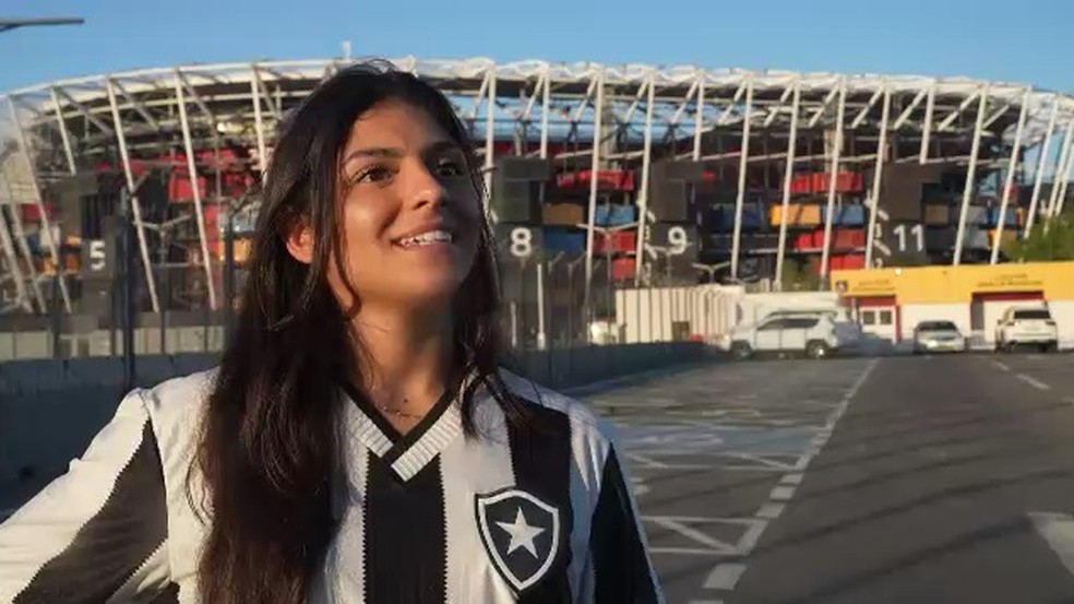 Eduarda Melo vai assistir ao Botafogo quarta-feira na cidade onde mora &mdash; Foto: Marcelo Bastos