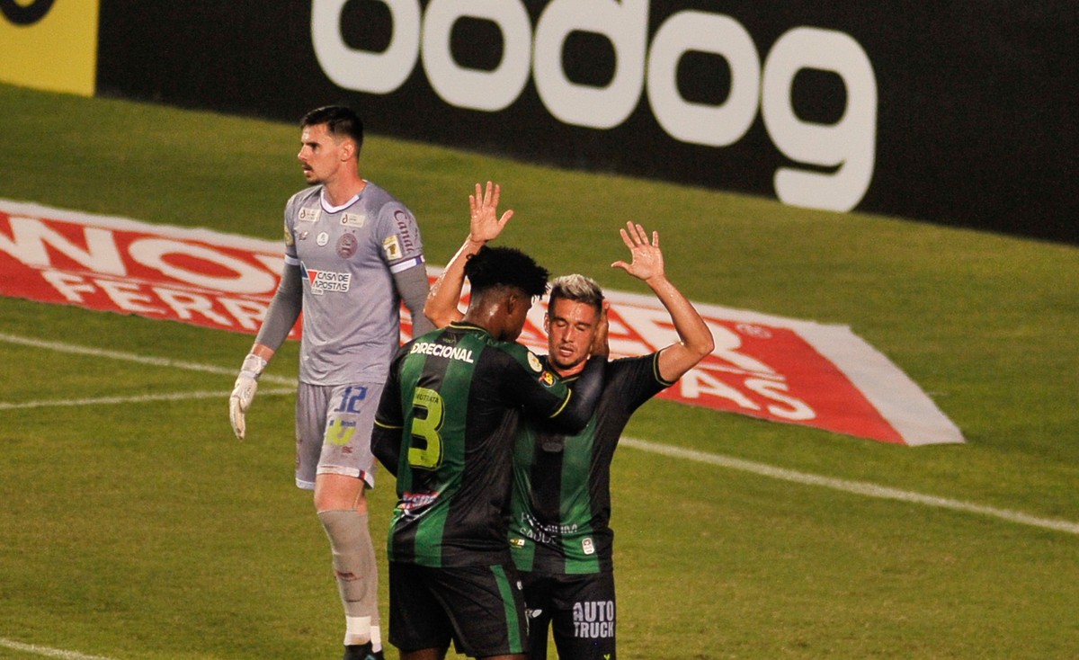 Felipe Anderson comemora gol salvador de goleiro em seu primeiro