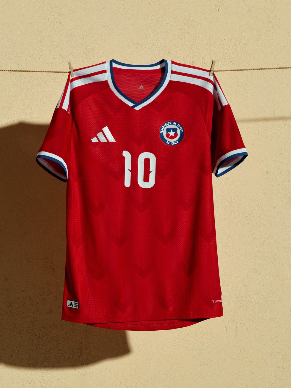 Veja a nova camisa do Chile, que não jogará a Copa de 2026 — Foto: adidas
