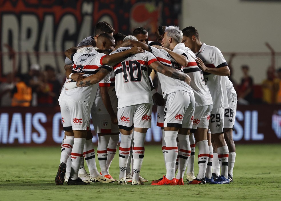 Jogadores do São Paulo em jogo contra o Atlético-GO — Foto: Rubens Chiri/Saopaulofc.net