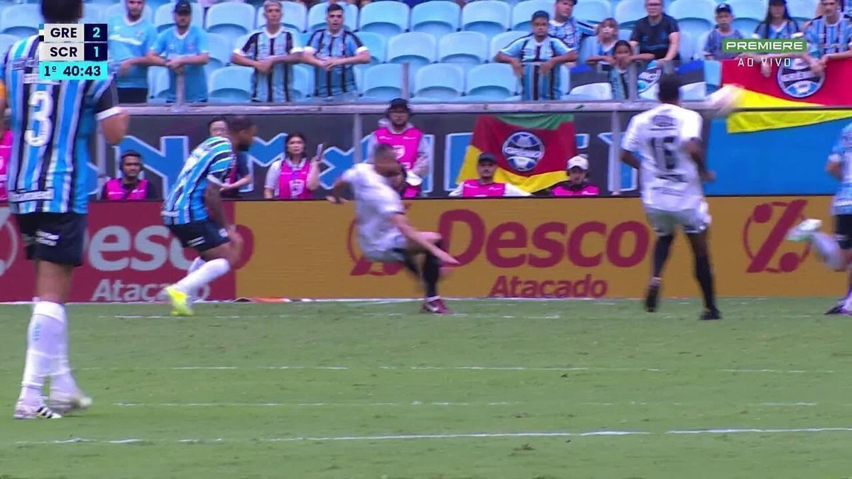 Jogador do Santa Cruz sofre lesão no joelho durante jogo contra o Grêmio.