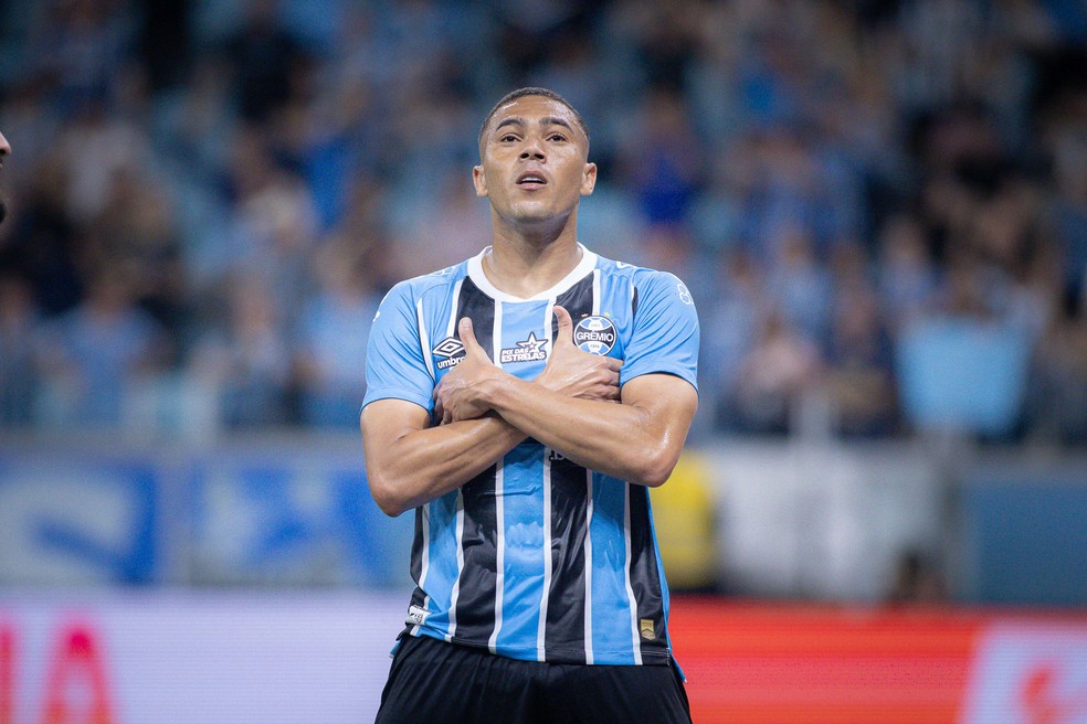 Carlos Vinícius comemora gol contra o São Paulo — Foto: Maxi Franzoi/AGIF