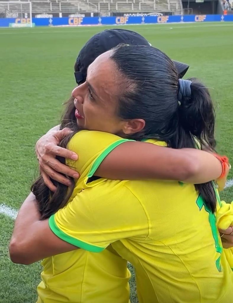 Rayssa Leal e Marta se abraçam em primeiro encontro, após Brasil 4 x 3 Japão — Foto: Reprodução