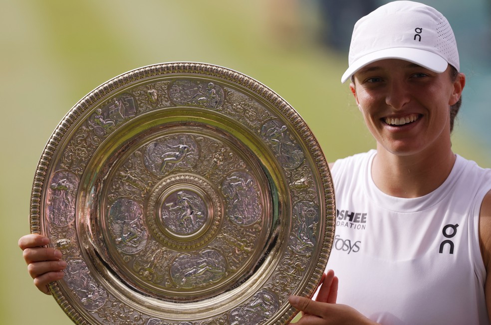 Iga Swiatek com o troféu de campeã em Wimbledon — Foto: REUTERS/Andrew Couldridge