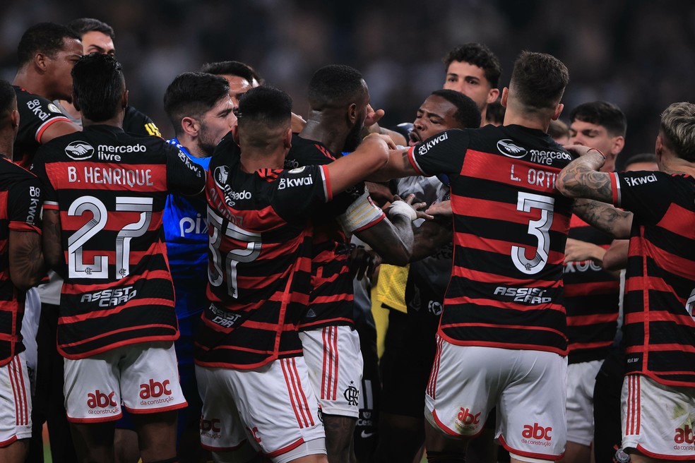 Jogadores de Corinthians e Flamengo se envolvem em confusão