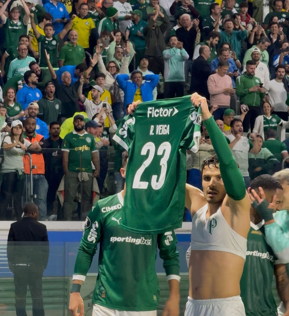 Raphael Veiga comemora quarto gol alviverde em Palmeiras x LDU  Foto: Camila Alves