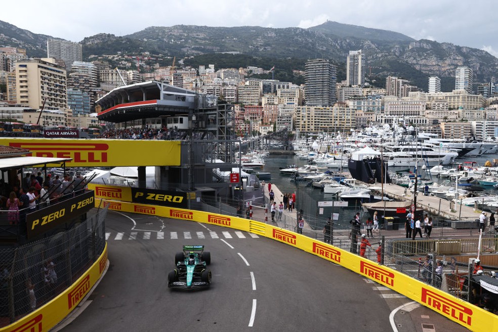 Fernando Alonso guia Aston Martin no GP de M&ocirc;naco da F1 2024; ao fundo, iates ancorados no Porto H&eacute;rcules &mdash; Foto: Jakub Porzycki/NurPhoto via Getty Images