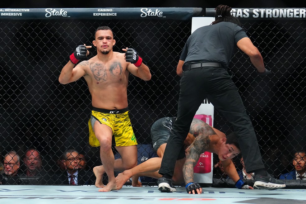 Daniel Willycat comemora após nocautear JooSang Yoo no UFC 320 — Foto: Chris Unger/Zuffa LLC