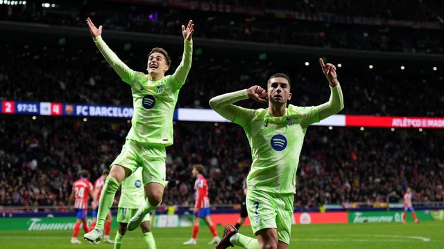 Ferrán Torres e Gavi comemoram vitória do Barcelona sobre o Atlético de Madrid na LaLiga