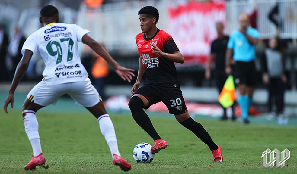 Tevis em lance de Brusque x Athletico, pela Copa do Brasil