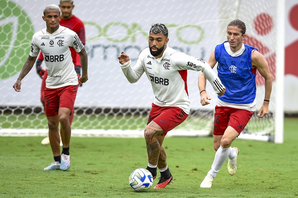 Gabigol, Wesley e Filipe Luís em treinamento do Flamengo no Ninho — Foto: Marcelo Cortes /CRF