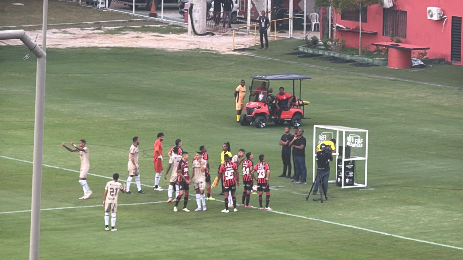 Vitória perde volante expulso, mas avança no Baianão