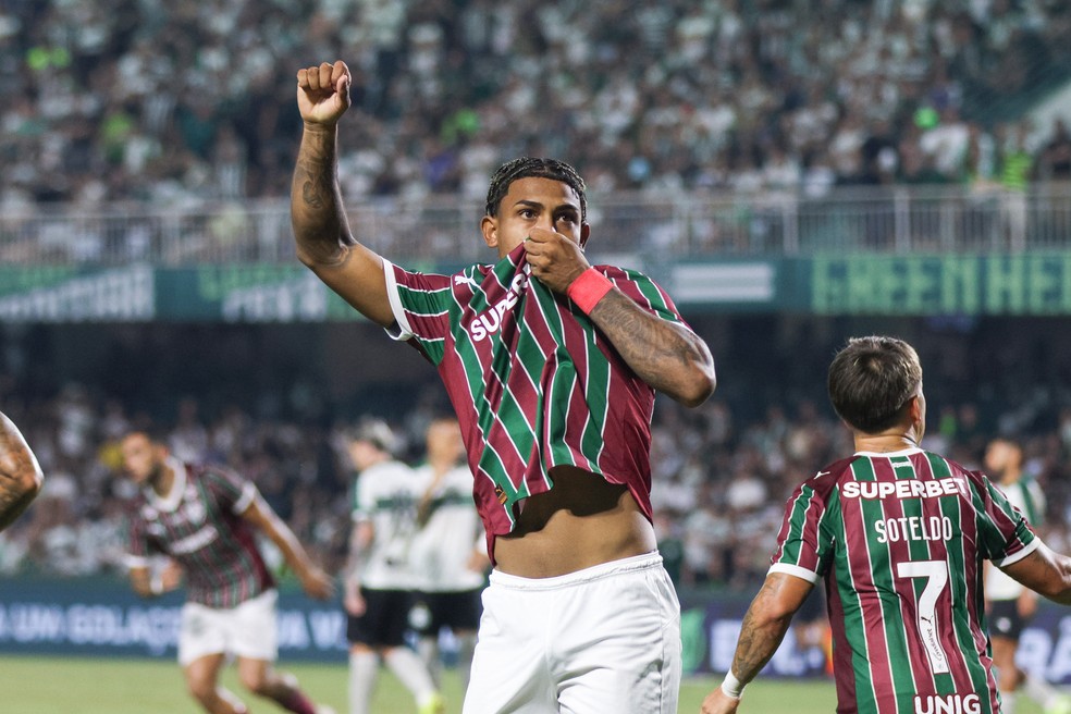 John Kennedy brilha no Couto Pereira e reforça disputa pela titularidade no Fluminense