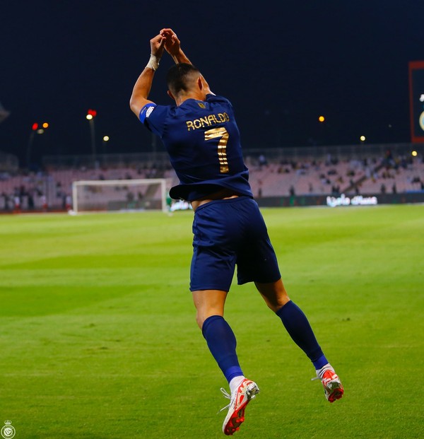 Com gol de Cristiano Ronaldo, Al-Nassr goleia Al-Taawon e diminui