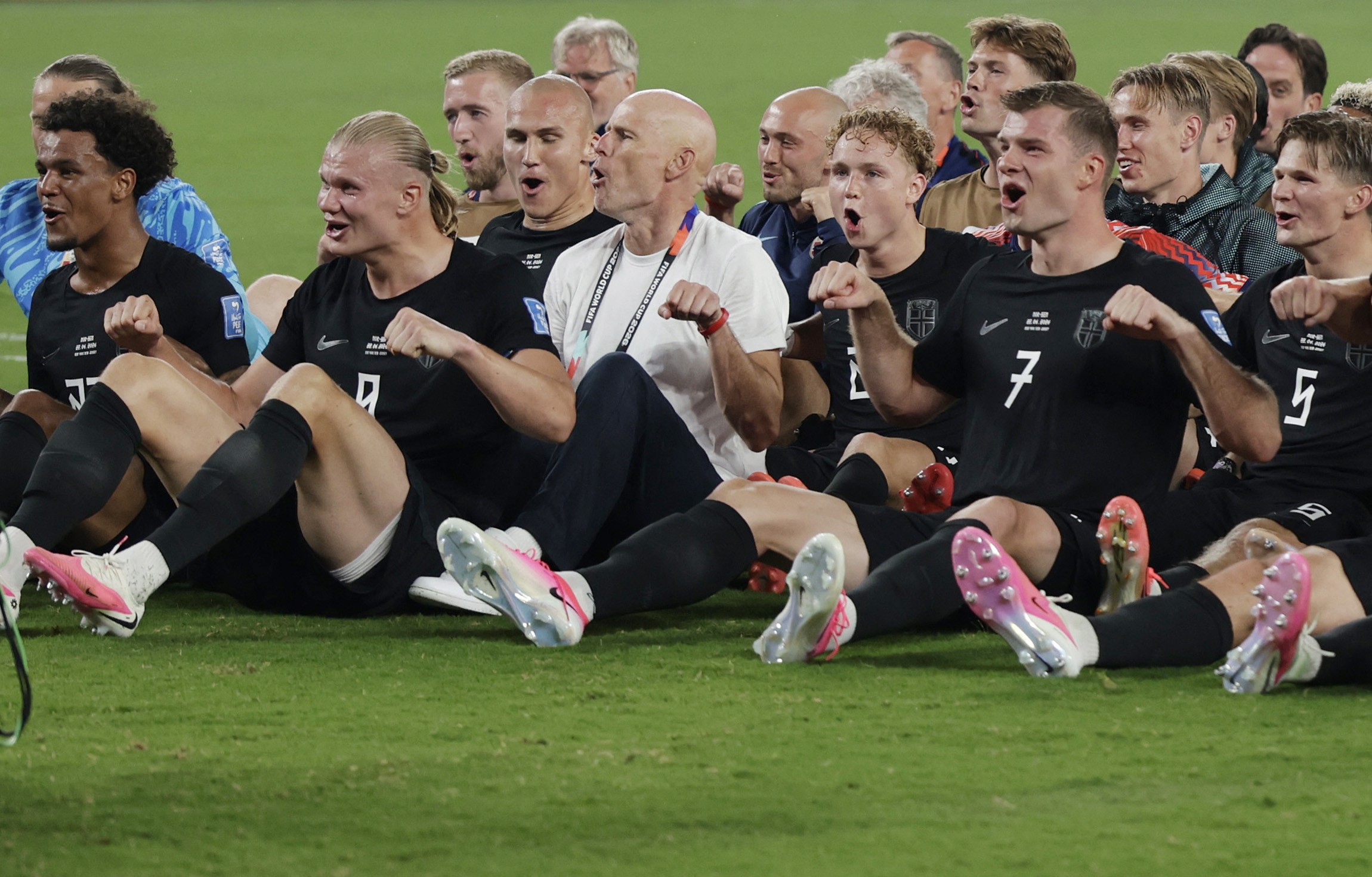 Seleção da Noruega faz remada viking com torcida; assista