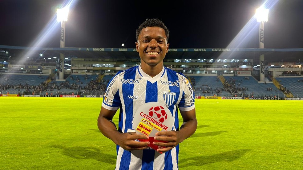 Thayllon com o troféu de Craque da Partida na transmissão da NSC TV de Avaí 2 x 1 Barra — Foto: Lucas Rhamon/Avaí F.C.