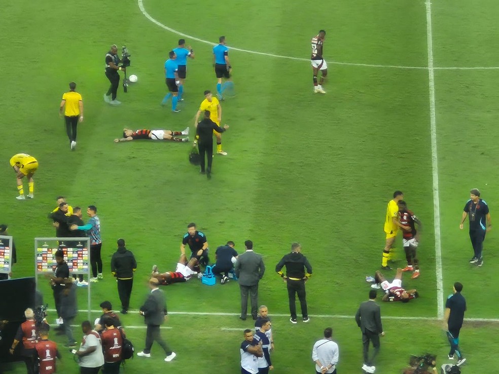 Jogadores do Flamengo desabam em campo aps classificao na Libertadores  Foto: Thiago Lima / ge