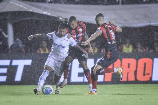 Var confirma gol polêmico em jogo entre Vitória e Cruzeiro no Brasileirão.