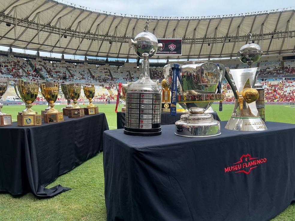 Taças conquistadas por Gabigol em campo para despedida do Flamengo — Foto: Letícia Marques