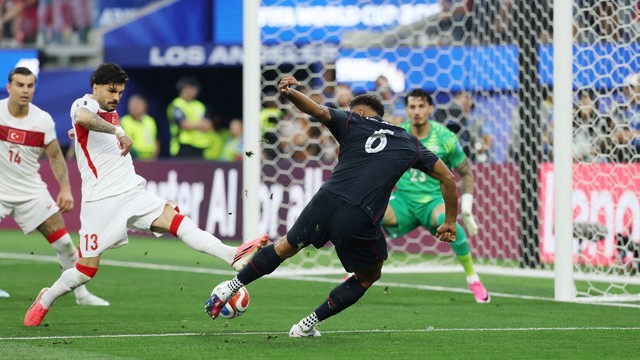 Auston Trusty abre o placar para os Estados Unidos contra a Turquia