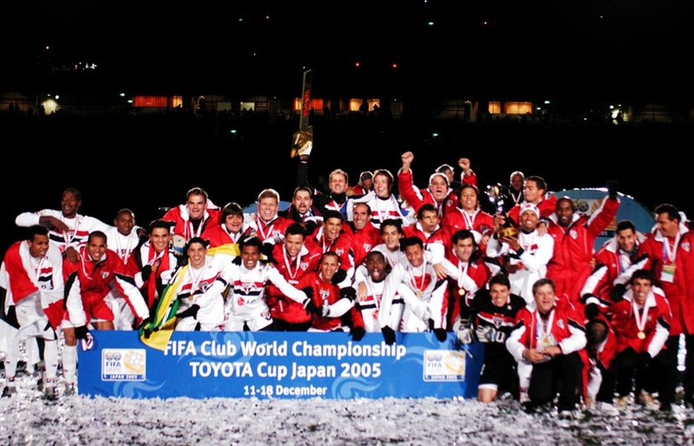Souza (agachado, ao centro da imagem) no elenco campeão do São Paulo em 2005 — Foto: Arquivo SPFC