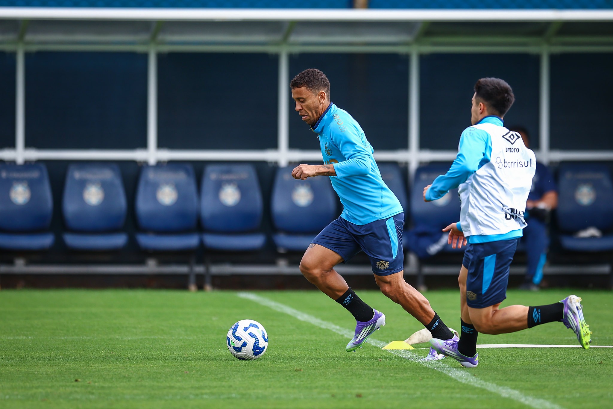 Grêmio reforça elenco para fortalecer vestiário: mais experiência e liderança.