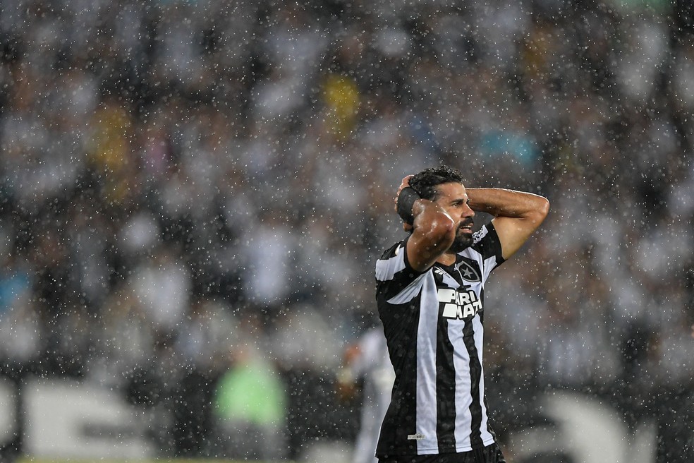 Diego Costa, do Botafogo, lamenta oportunidade perdida contra o Goi�s � Foto: Thiago Ribeiro/AGIF