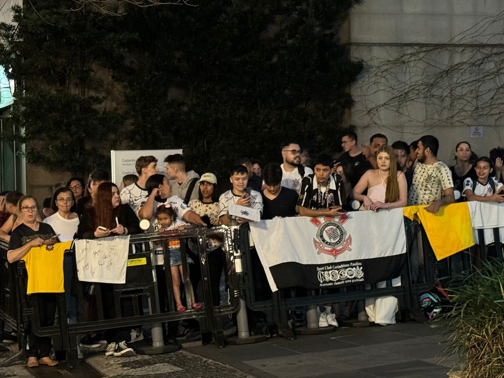 Torcida do Corinthians na chegada do time a Curitiba — Foto: Emilio Botta