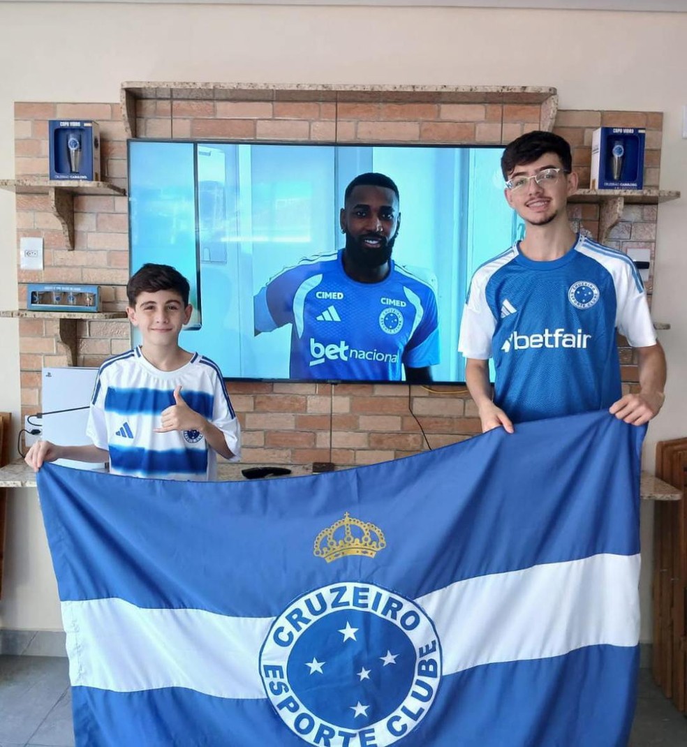 Davi e Danilo com a foto de Gerson ao fundo — Foto: ge