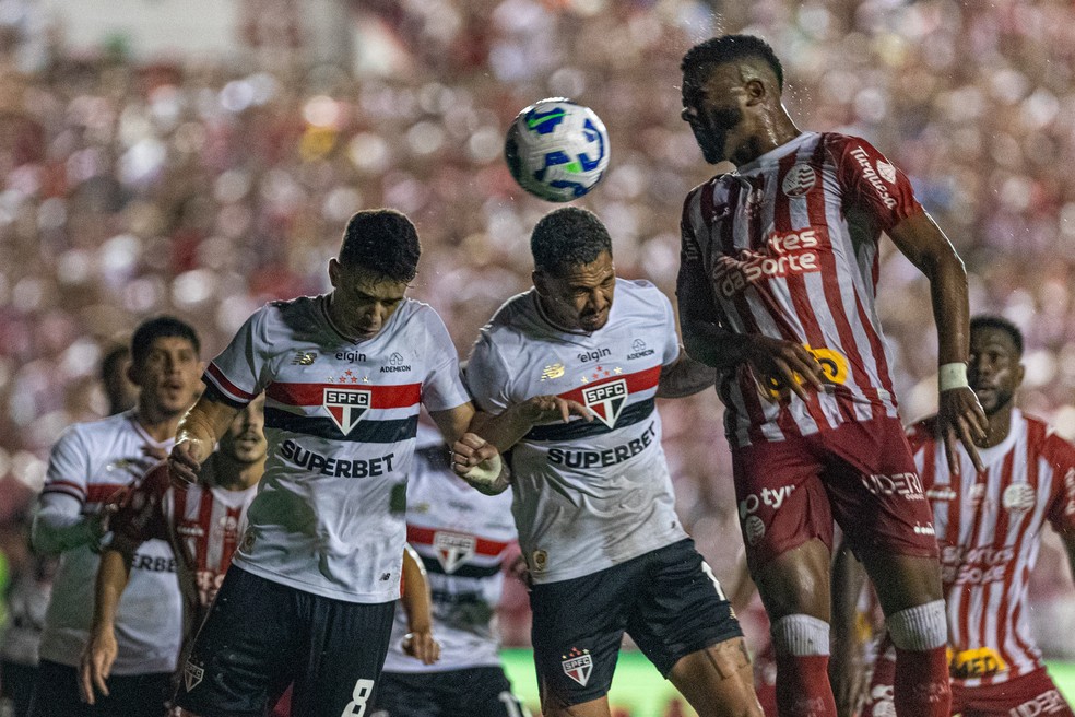 Oscar e Luciano disputam jogada aérea em Náutico x São Paulo — Foto: Rafael Vieira/AGIF