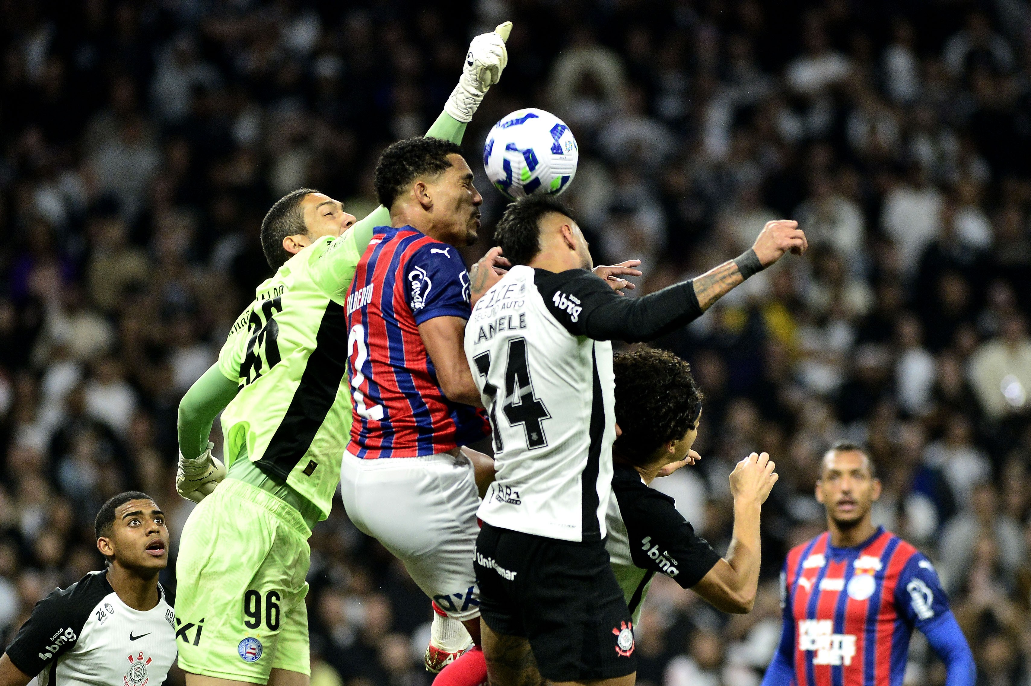 Juiz convoca bandeira e VAR demora nove minutos em lance crucial.