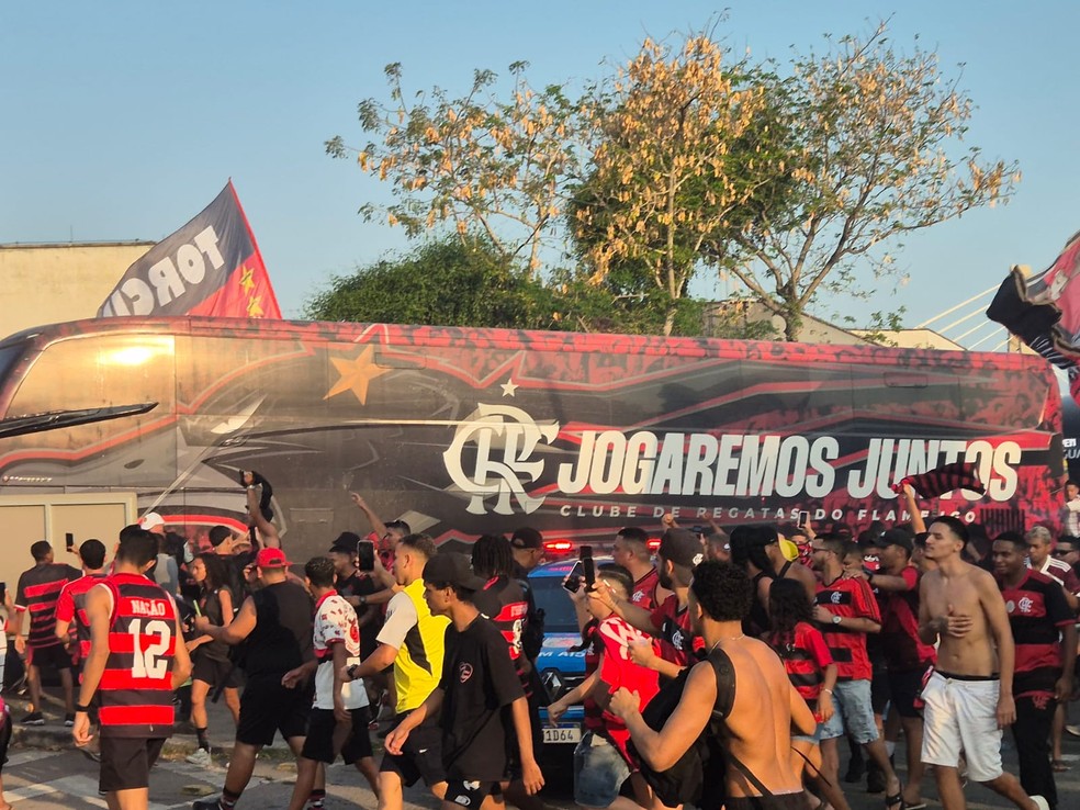 Torcedores do Flamengo durante chegada ao Galeão
